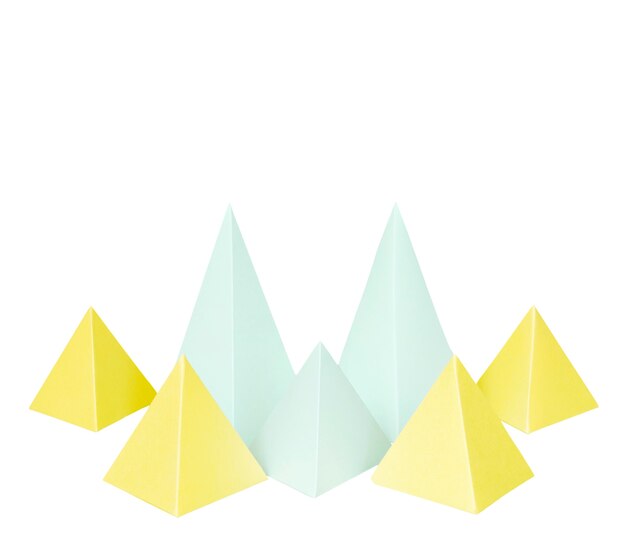 Objetos de papel abstractos aislados sobre un fondo blanco