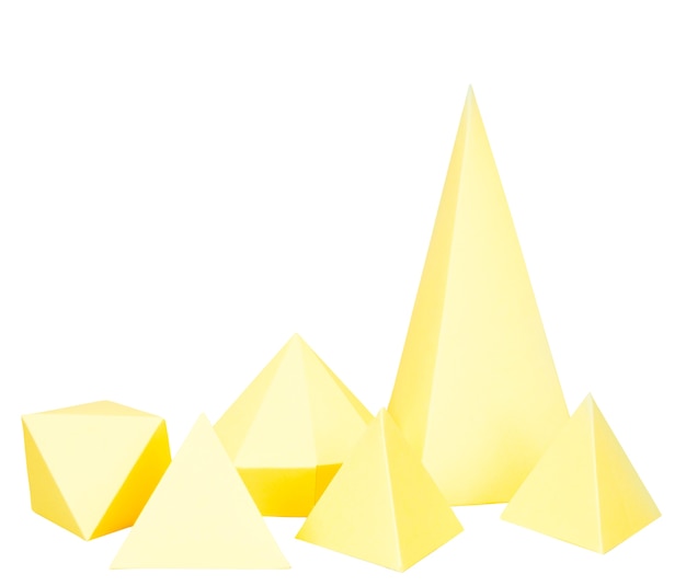 Objetos de papel abstractos aislados sobre un fondo blanco