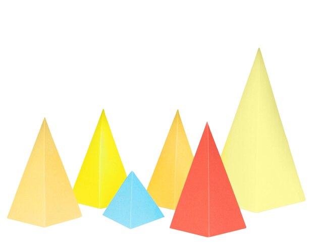 Objetos de papel abstractos aislados sobre un fondo blanco