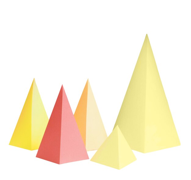Objetos de papel abstractos aislados sobre fondo blanco
