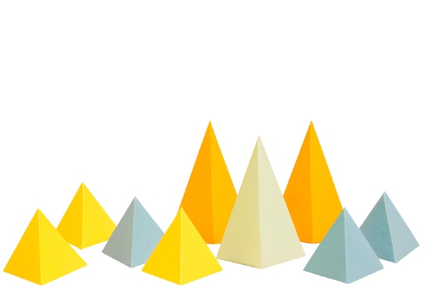 Objetos de papel abstractos aislados sobre un fondo blanco