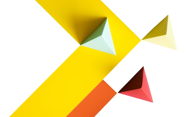 Objetos de papel abstractos aislados sobre fondo blanco