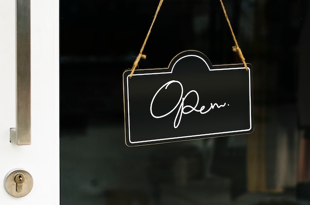 Open, houten deur teken mockup