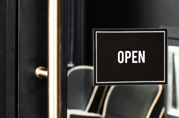 Open sign mockup sulla porta di un caffè