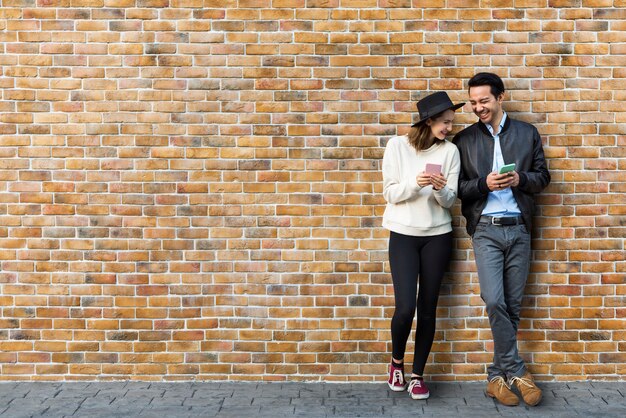 paar dating voor bakstenen muur