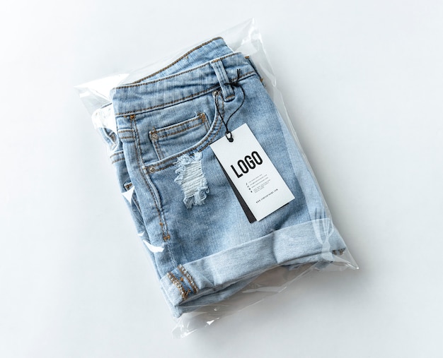 Pantaloncini jeans strappati con un mockup di tag