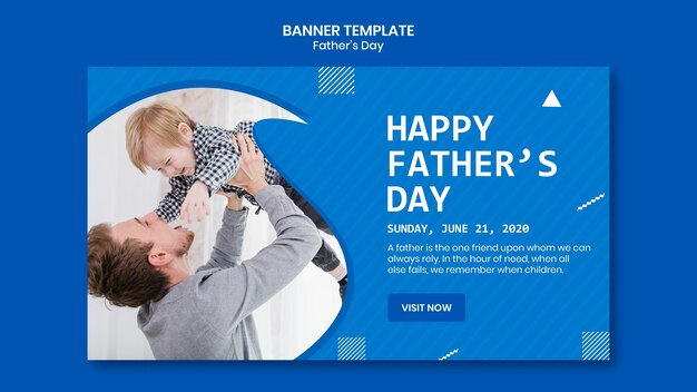 Papà papà che tiene il suo modello di bandiera del bambino