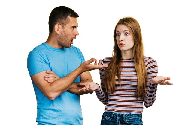 Pareja gesticulando juntos