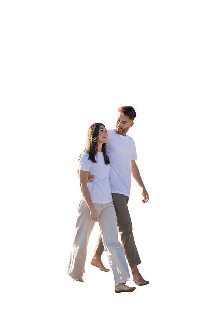 Pareja de tiro completo caminando juntos