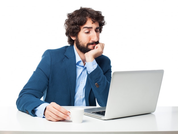Peinzende man met een laptop