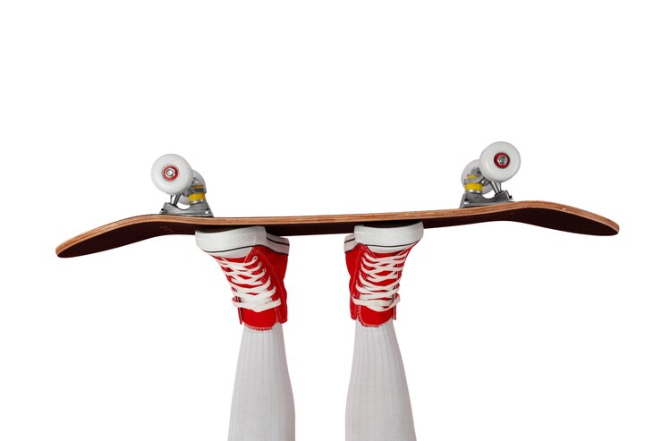 PSD gratuito persona con skateboard e scarpe