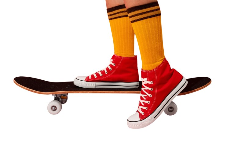 PSD gratuito persona con patineta y zapatos.