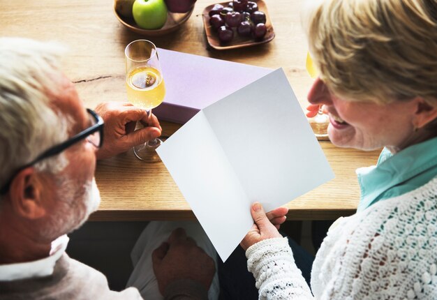 persone con vino e carta vuota