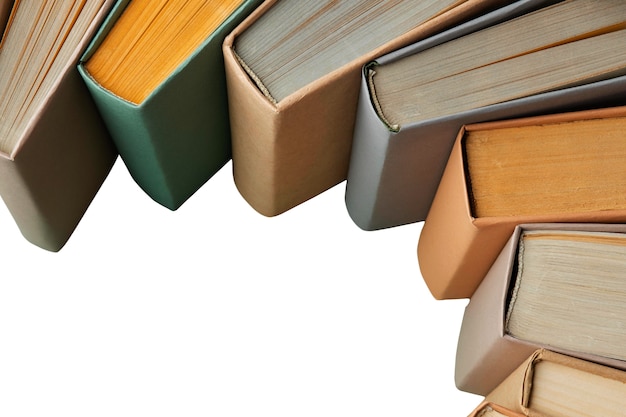 Una pila de libros aislados