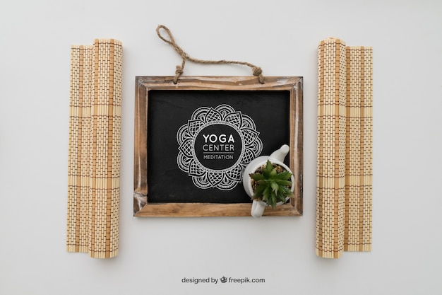 PSD gratuito pizarra con dibujo de yoga