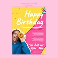 PSD gratuito plantilla de póster de fiesta de cumpleaños de diseño plano