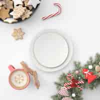 PSD gratuito platos, galletas y chocolate caliente en la mesa navideña