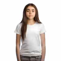 Gratis PSD portret van een jong meisje in een wit t-shirt geïsoleerd op een witte achtergrond