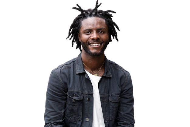 Portret van een jonge man met afro dreadlocks kapsel