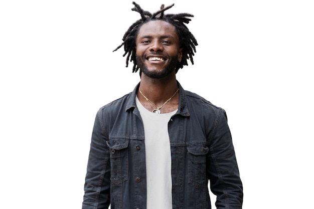 Portret van een jonge man met afro dreadlocks kapsel