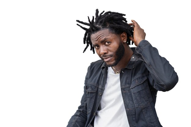 Portret van een jonge man met afro dreadlocks kapsel