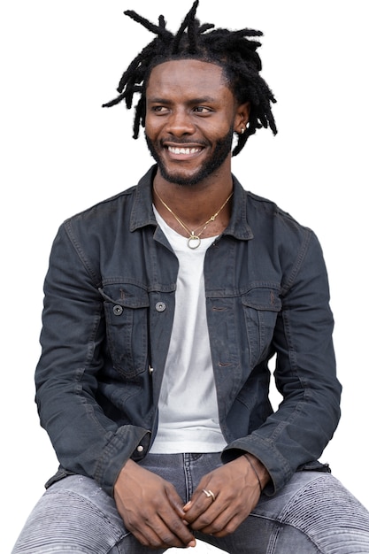 Portret van een jonge man met afro dreadlocks kapsel