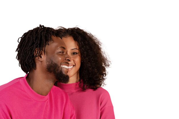 Portret van een verliefd stel dat roze draagt