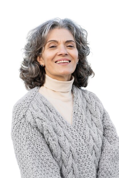 Portret van een volwassen vrouw die alleen buiten tijd doorbrengt