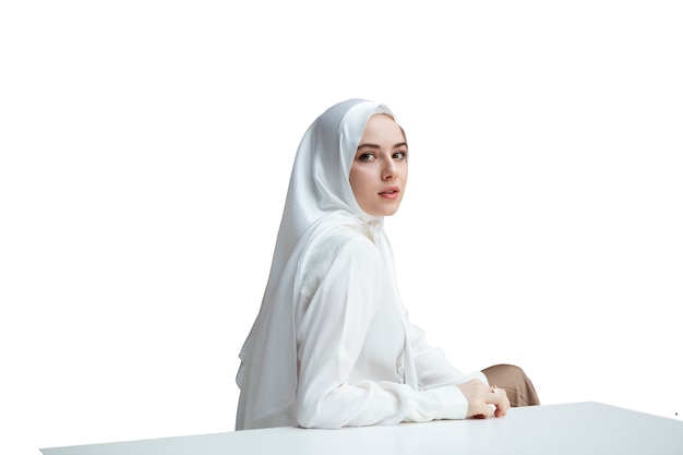 Portret van een vrouw die hijab draagt