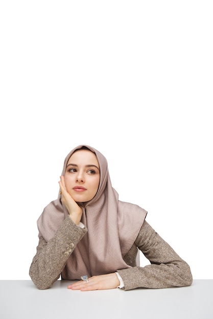 Portret van een vrouw die hijab draagt