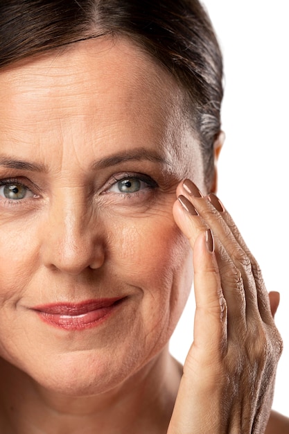 Portret van oudere vrouw met natuurlijke make-up en heldere huid