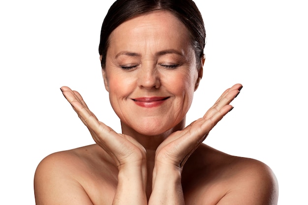Portret van oudere vrouw met natuurlijke make-up en heldere huid