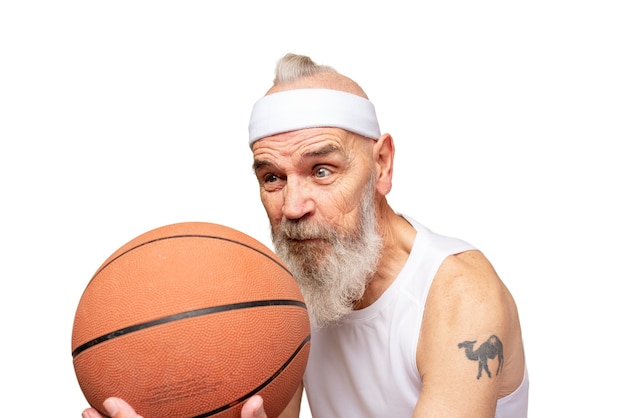 Portret van senior man met basketbal