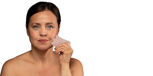 Gratis PSD portret van senior vrouw met gua-sha voor huidverzorging