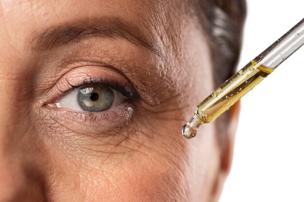 Portret van senior vrouw met serum voor huidverzorging