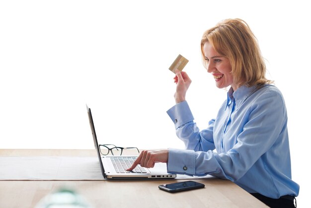 Portret van vrouw met behulp van laptopcomputer