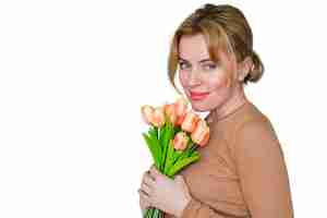 Gratis PSD portret van vrouw met tulpen