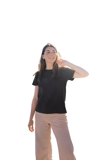 Posa della bella donna di vista frontale