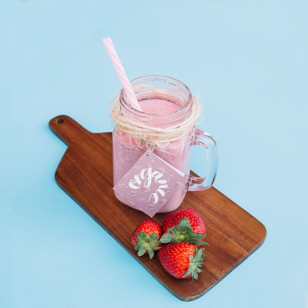 potmodel met roze yoghurt en aardbeien