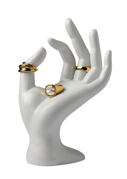 Primer plano del anillo dorado en la mano del maniquí