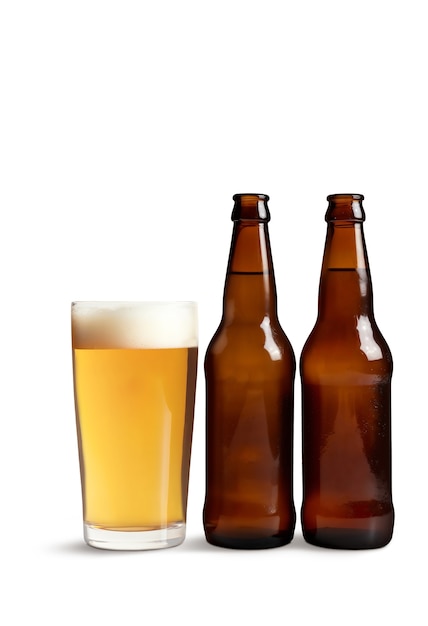Un primer plano de la cerveza aislada