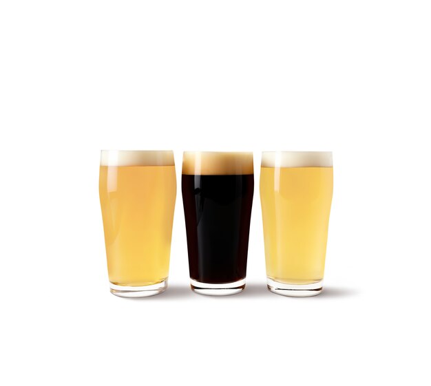 Un primer plano de la cerveza aislada