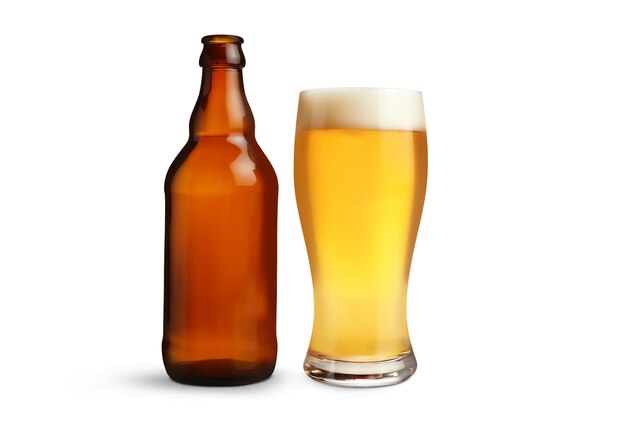Un primer plano de la cerveza aislada