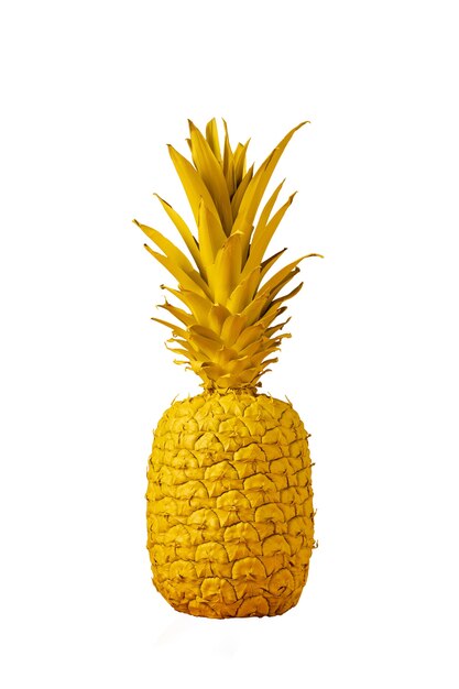 Un primer plano de la piña aislada