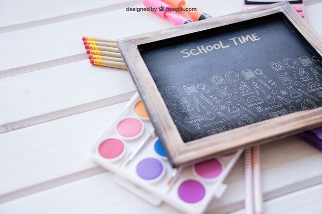 Prospettiva di nuovo al mockup di scuola con ardesia