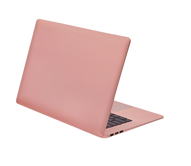 PSD gratuito prossimo piano sul portatile rosa isolato