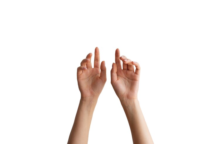 PSD gratuito prossimo piano sulle delicate mani che gesticolano