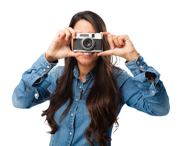 Ragazza sorridente con la sua macchina fotografica d&#39;epoca