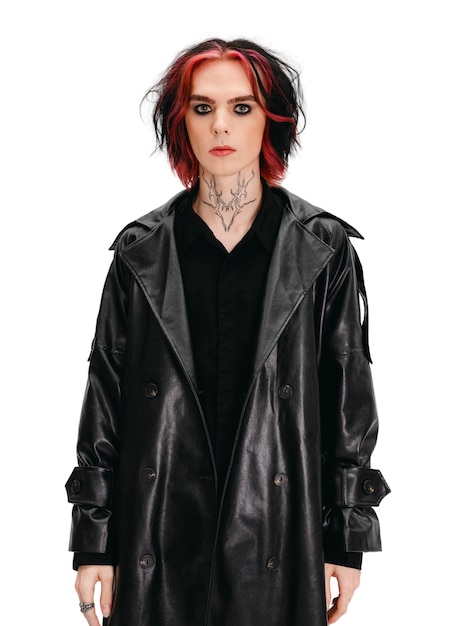 Retrato de adolescente con ropa negra en estilo gótico