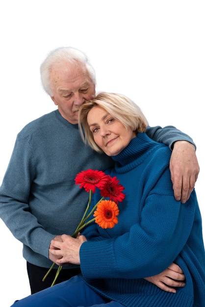 Retrato de estudio de amorosa pareja de ancianos